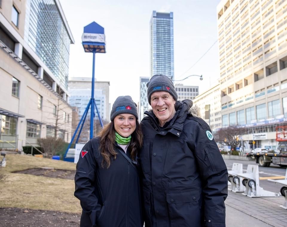 Les leaders de l'Histoire, Peter et Vanessa Oliver, devant leur mât porte-drapeau, à Toronto.